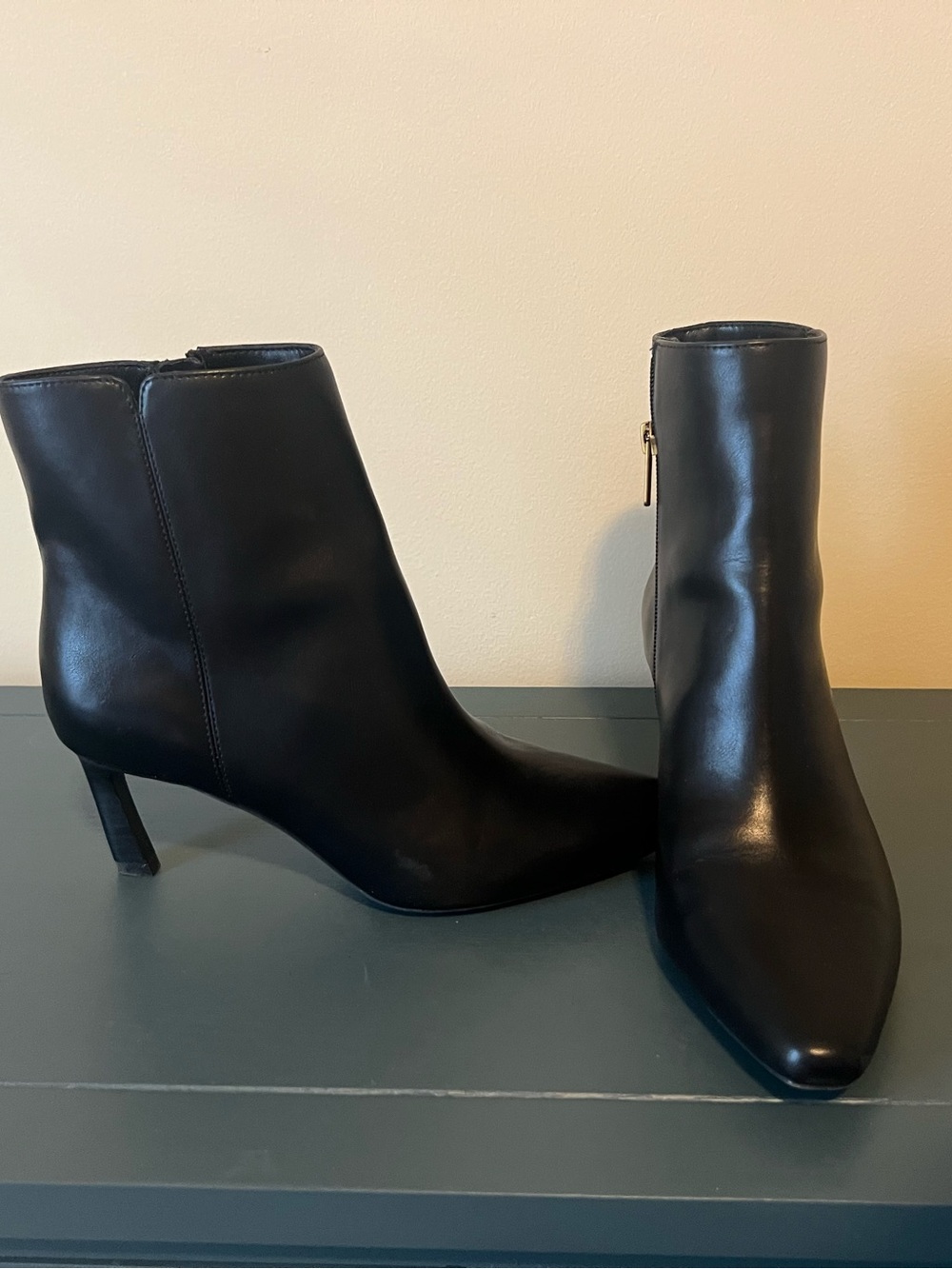 Giani Bernini Black Leather Pointed Toe Ankle Booties with Side Zip